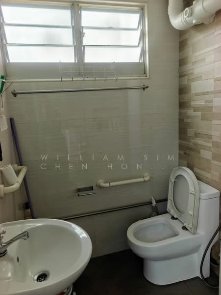 221A Jurong East Street 21, 221A Jurong East Street 21, 3 Bedrooms, 980 sqft, HDB Flat For Rent, by William Sim Chen Hong 沈宸鋐, 500093352 - Bathroom - PropertyGuru.com.sg