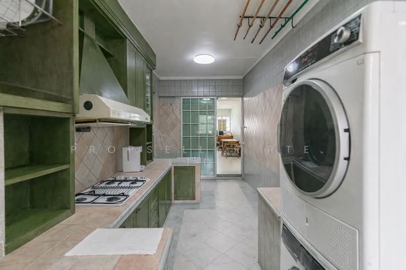 250 Hougang Avenue 3 HDB Flat For Sale at S$ 550,000 | PropertyGuru Singapore - Kitchen