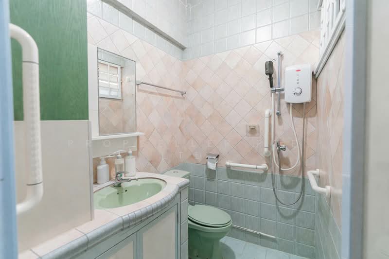 250 Hougang Avenue 3 HDB Flat For Sale at S$ 550,000 | PropertyGuru Singapore - Bathroom