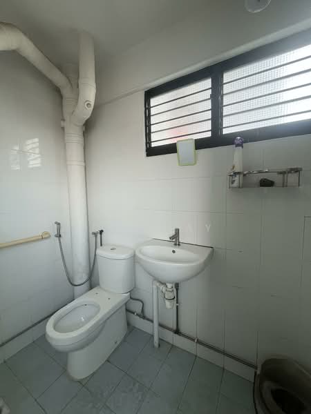 347 Woodlands Avenue 3, 347 Woodlands Avenue 3, 3 Bedrooms, 904 sqft, HDB Flat For Rent, by Dan Tay, 500093361 - Bathroom - PropertyGuru.com.sg