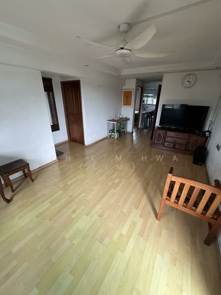 305 Clementi Avenue 4 HDB Flat For Sale at S$ 618,000 | PropertyGuru Singapore - Living Room