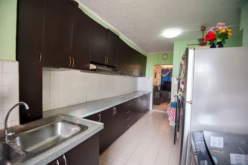678 Hougang Avenue 8 HDB Flat For Sale at S$ 460,000 | PropertyGuru Singapore - Kitchen