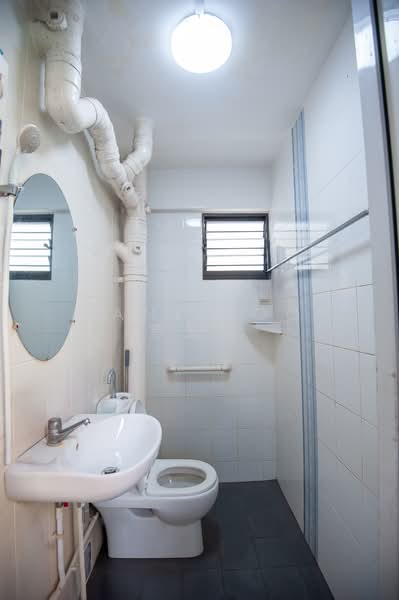 678 Hougang Avenue 8 HDB Flat For Sale at S$ 460,000 | PropertyGuru Singapore - Common Bathroom