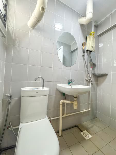 678 Hougang Avenue 8 HDB Flat For Sale at S$ 460,000 | PropertyGuru Singapore - Bathroom