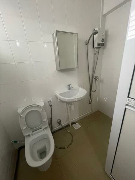 332 Serangoon Avenue 3, 332 Serangoon Avenue 3, 3 Bedrooms, 904 sqft, HDB Flat For Rent, by Jocelyn Lim, 500093390 - Bathroom - PropertyGuru.com.sg