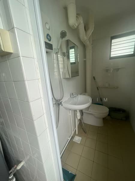 332 Serangoon Avenue 3, 332 Serangoon Avenue 3, 3 Bedrooms, 904 sqft, HDB Flat For Rent, by Jocelyn Lim, 500093390 - Bathroom - PropertyGuru.com.sg