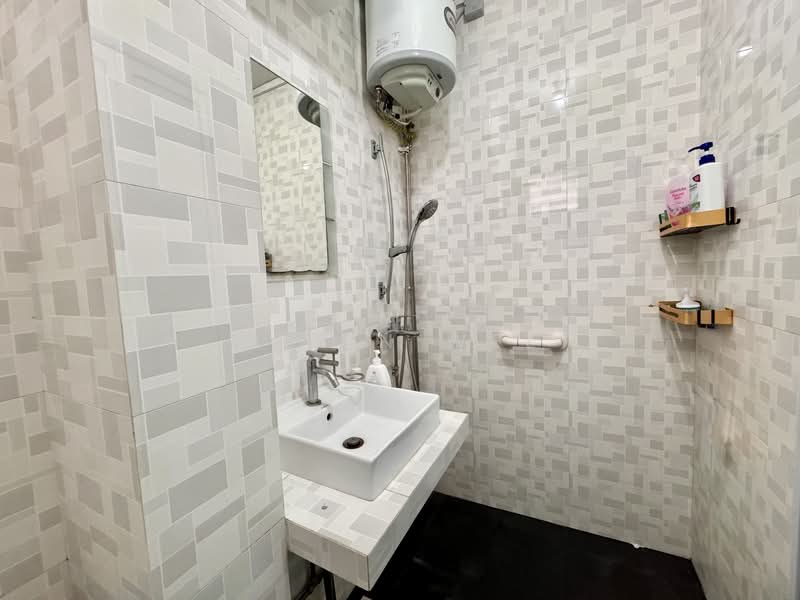No extension 10mins walk to MRT 5rm Flat with 4 Bedrooms in District 19 Hougang, , 4 Bedrooms, 1,303 sqft, HDB Flat For Sale, by Allen Wee, 500093400 - Bathroom - PropertyGuru.com.sg