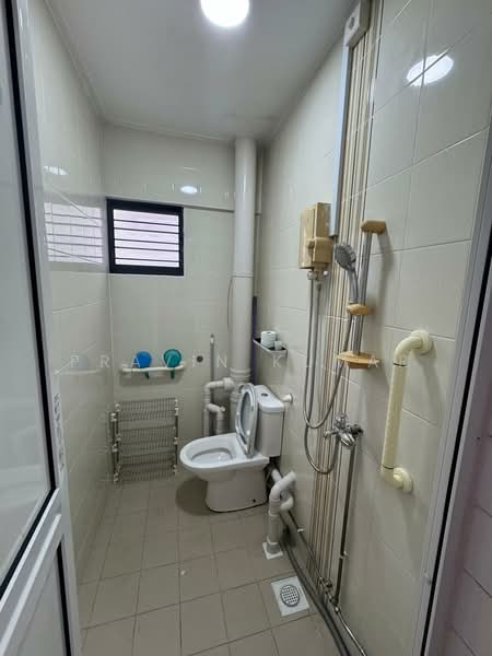 359 Bukit Batok Street 31 HDB Flat For Sale at S$ 420,000 | PropertyGuru Singapore - Bathroom