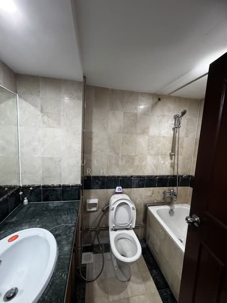 Maysprings, 2 Petir Road, 2 Bedrooms, 915 sqft, Apartment For Rent, by Suliman Harharah, 500093403 - Master Bath - PropertyGuru.com.sg