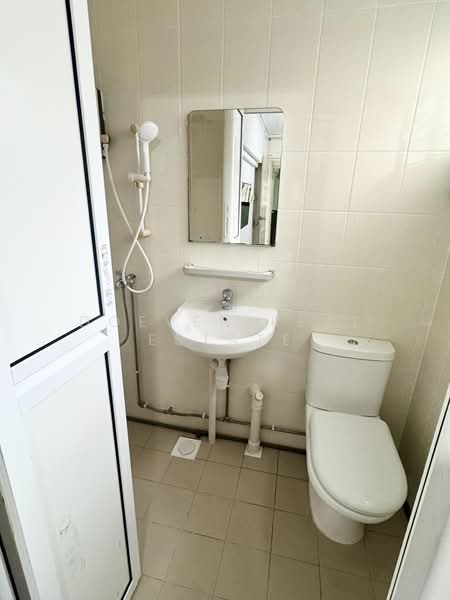 359 Bukit Batok Street 31 HDB Flat For Sale at S$ 420,000 | PropertyGuru Singapore - Bathroom