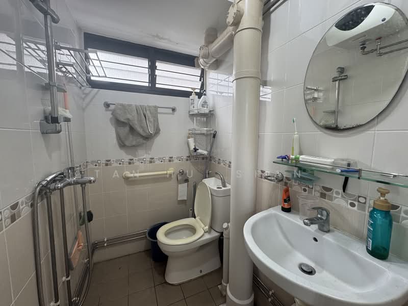 365 Clementi Avenue 2, 365 Clementi Avenue 2, 2 Bedrooms, 721 sqft, HDB Flat For Rent, by Tan Hui Shan, 500093486 - Bathroom - PropertyGuru.com.sg