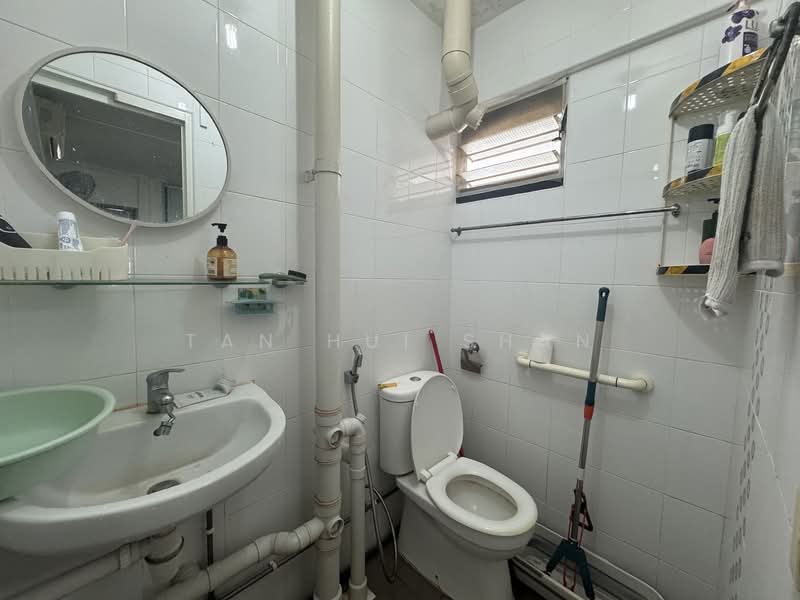 365 Clementi Avenue 2, 365 Clementi Avenue 2, 2 Bedrooms, 721 sqft, HDB Flat For Rent, by Tan Hui Shan, 500093486 - Bathroom - PropertyGuru.com.sg