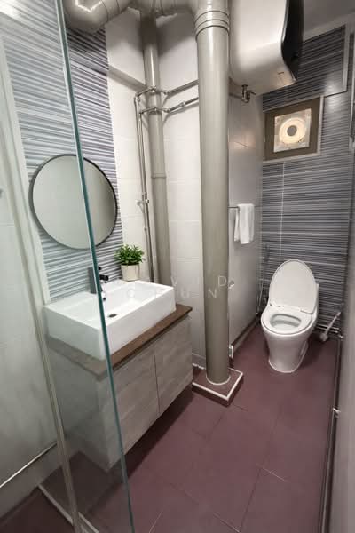 327 Jurong East Street 31 HDB Flat For Sale at S$ 856,000 | PropertyGuru Singapore - Bathroom