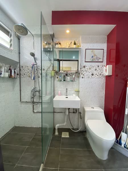 153 Yung Ho Road HDB Flat For Sale at S$ 560,000 | PropertyGuru Singapore - Master Bathroom