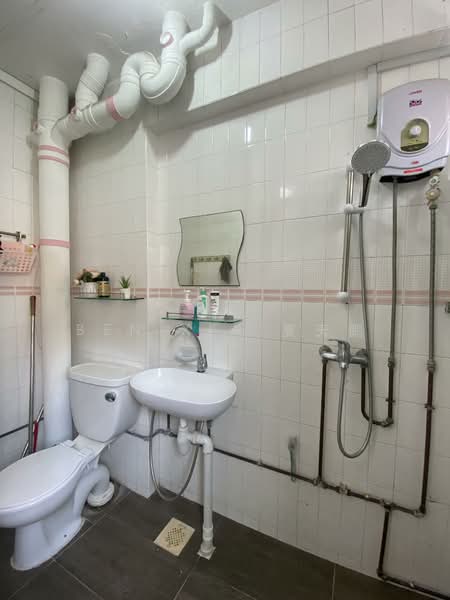 153 Yung Ho Road HDB Flat For Sale at S$ 560,000 | PropertyGuru Singapore - Common Bathroom