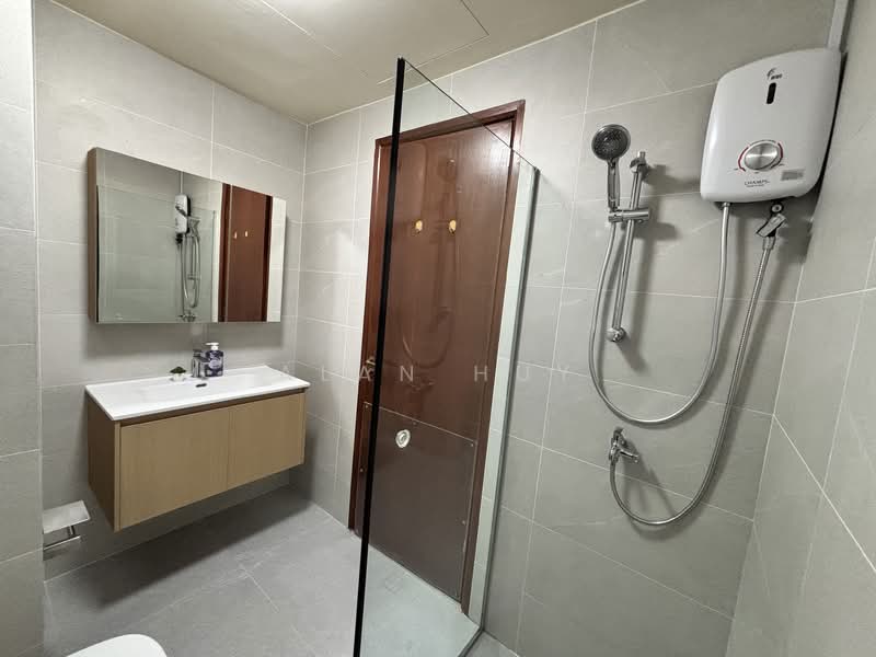 Parc Oasis, 35 Jurong East Avenue 1, Room Rental, 200 sqft, Condominium For Rent, by Alan Huy, 500093508 - Bathroom - PropertyGuru.com.sg