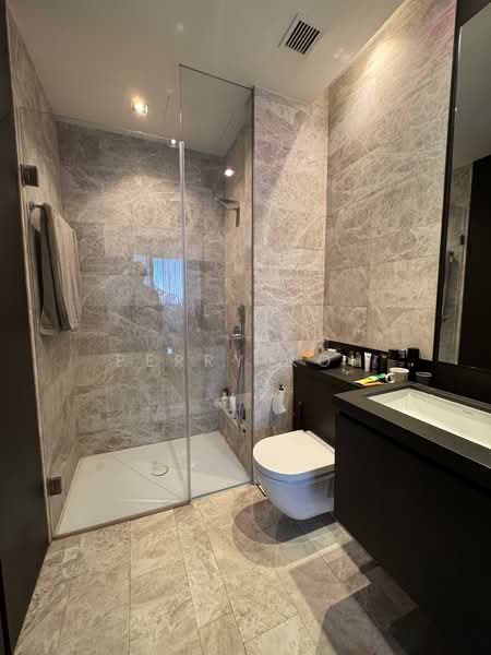 OUE Twin Peaks Condominium For Sale at S$ 1,200,000 | PropertyGuru Singapore - Bathroom