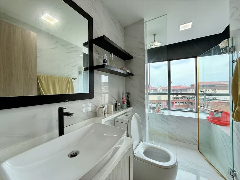 Oasis Garden Condominium For Sale at S$ 1,688,888 | PropertyGuru Singapore - Bathroom