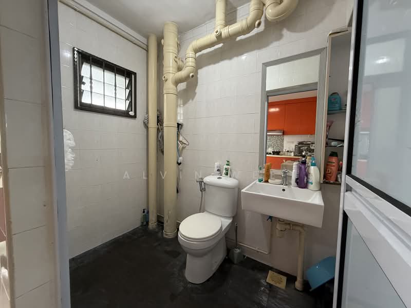 963 Hougang Avenue 9 HDB Flat For Sale at S$ 800,000 | PropertyGuru Singapore - Bathroom