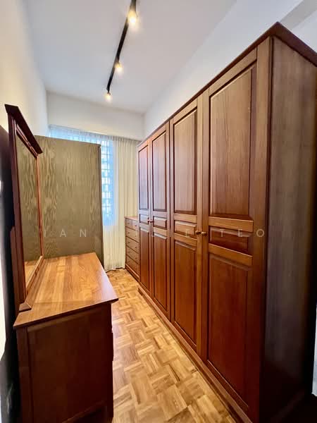 Bukit Regency, 11 Upper Bukit Timah View, 4 Bedrooms, 1,647 sqft, Condominium For Rent, by Ian Yijie Teo, 500093563 - Master walkin closet - PropertyGuru.com.sg