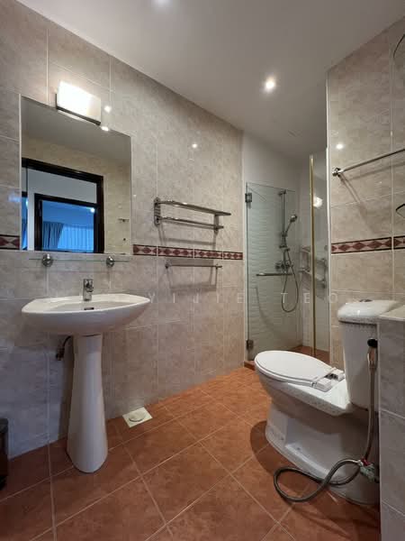 Bukit Regency, 11 Upper Bukit Timah View, 4 Bedrooms, 1,647 sqft, Condominium For Rent, by Ian Yijie Teo, 500093563 - Bathroom 3 - PropertyGuru.com.sg