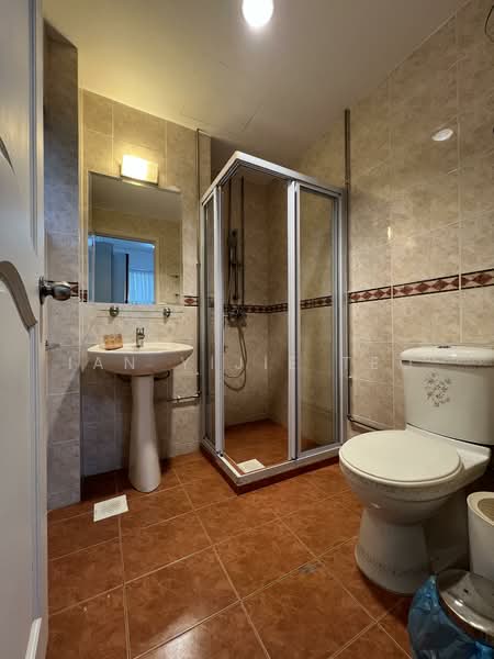 Bukit Regency, 11 Upper Bukit Timah View, 4 Bedrooms, 1,647 sqft, Condominium For Rent, by Ian Yijie Teo, 500093563 - Bathroom 2 - PropertyGuru.com.sg