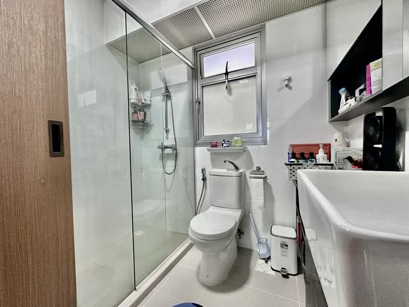 421B Northshore Drive HDB Flat For Sale at S$ 1,000,000 | PropertyGuru Singapore - Bathroom