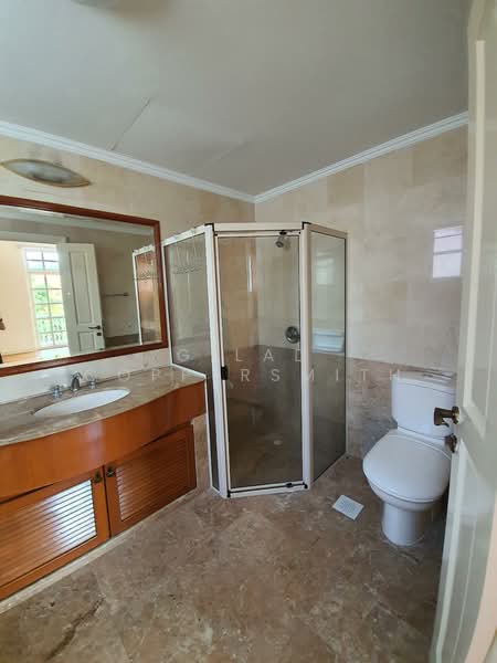 Woodgrove Estate, 18 Woodgrove Avenue, 6 Bedrooms, 6,674 sqft, Detached House For Rent, by Gilad Coppersmith, 500093606 - Bathroom - PropertyGuru.com.sg