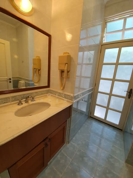 Woodgrove Estate, 18 Woodgrove Avenue, 6 Bedrooms, 6,674 sqft, Detached House For Rent, by Gilad Coppersmith, 500093606 - Bathroom - PropertyGuru.com.sg