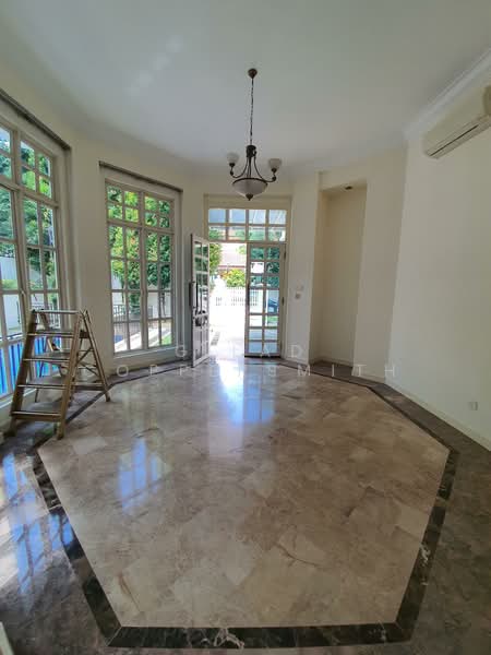 Woodgrove Estate, 18 Woodgrove Avenue, 6 Bedrooms, 6,674 sqft, Detached House For Rent, by Gilad Coppersmith, 500093606 - Entrance - PropertyGuru.com.sg