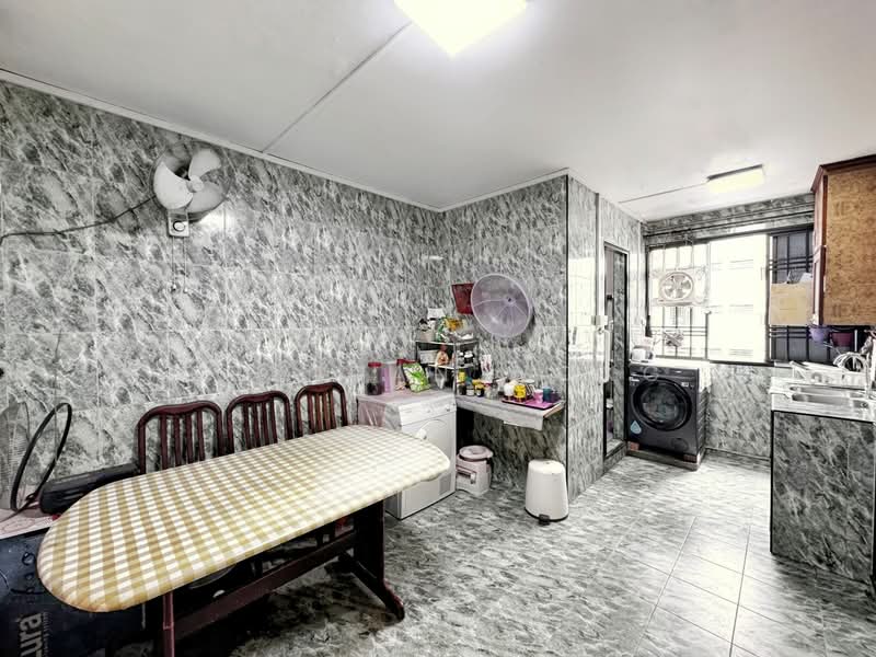 235 Bukit Panjang Ring Road HDB Flat For Sale at S$ 500,000 | PropertyGuru Singapore - Kitchen