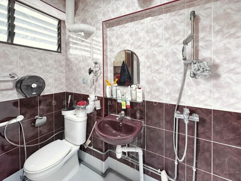 235 Bukit Panjang Ring Road HDB Flat For Sale at S$ 500,000 | PropertyGuru Singapore - Bathroom