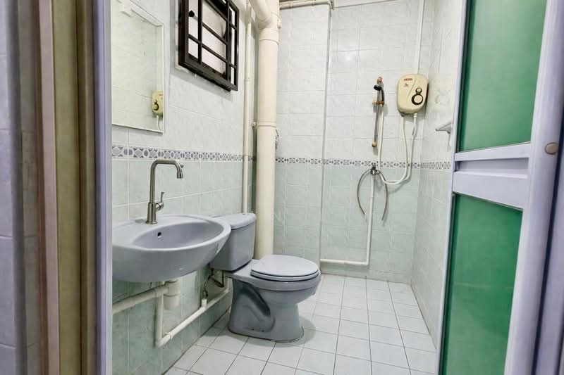575 Woodlands Drive 16 HDB Flat For Sale at S$ 518,000 | PropertyGuru Singapore - Bathroom