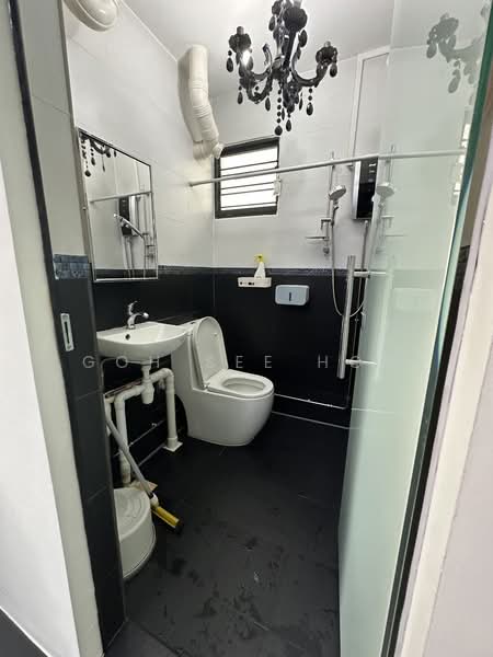 646 Ang Mo Kio Avenue 6 HDB Flat For Sale at S$ 488,000 | PropertyGuru Singapore - Bathroom