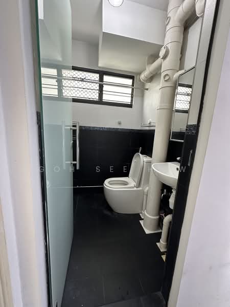 646 Ang Mo Kio Avenue 6 HDB Flat For Sale at S$ 488,000 | PropertyGuru Singapore - Bathroom
