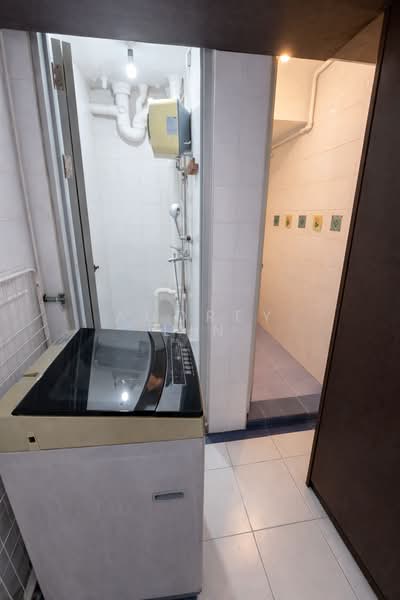 2 Queen's Road HDB Flat For Sale at S$ 698,000 | PropertyGuru Singapore - Bathroom