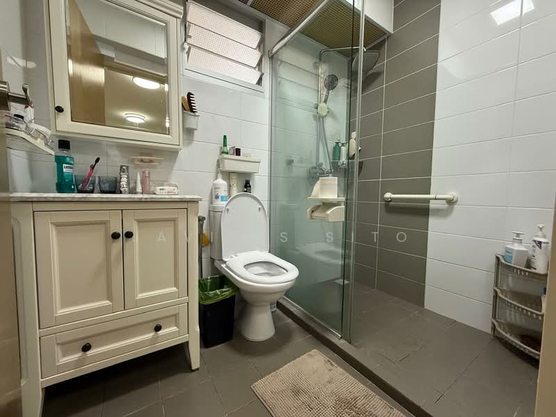 216A Boon Lay Avenue HDB Flat For Sale at S$ 650,000 | PropertyGuru Singapore - Bathroom