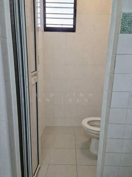 507 Bukit Batok Street 52 HDB Flat For Sale at S$ 438,000 | PropertyGuru Singapore - Bathroom