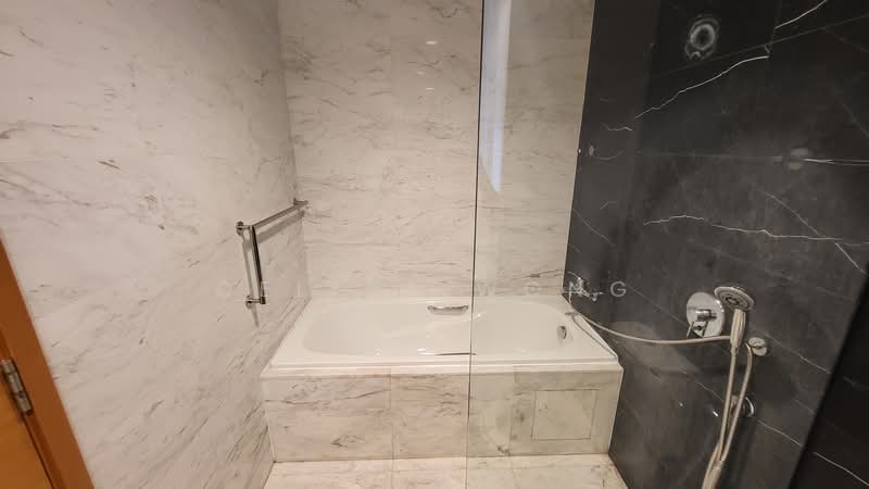 ⭐️ CHEAP, $100K DISCOUNT, WALK TO MRT & MALL Condominium For Sale at S$ 2,800,000 | PropertyGuru Singapore - Bathroom