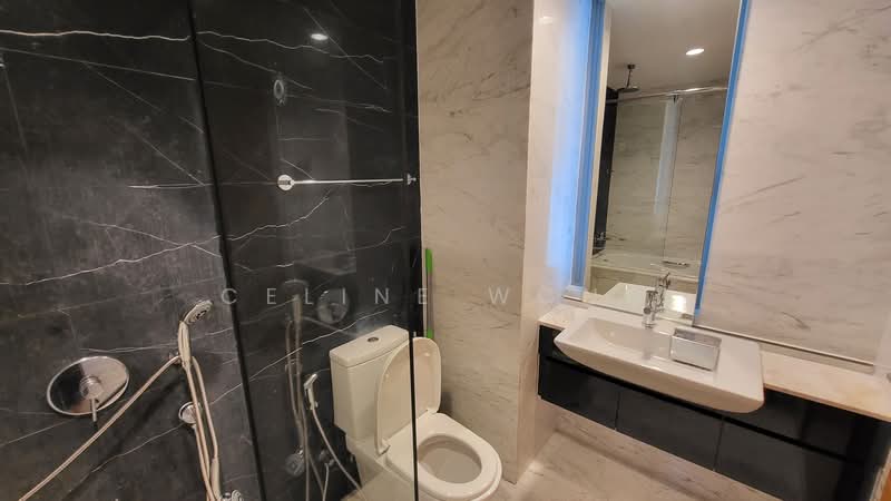 ⭐️ CHEAP, $100K DISCOUNT, WALK TO MRT & MALL Condominium For Sale at S$ 2,800,000 | PropertyGuru Singapore - Bathroom
