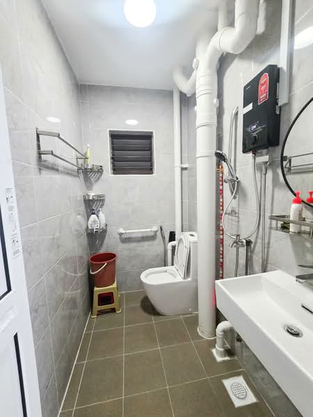 106 Teck Whye Lane HDB Flat For Sale at S$ 450,000 | PropertyGuru Singapore - Bathroom
