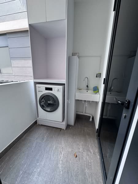 Van Holland, 186 Holland Road, 3 Bedrooms, 1,055 sqft, Condominium For Rent, by Jolyn Lim, 500093740 - Balcony - PropertyGuru.com.sg