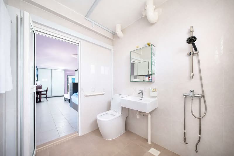 117 Pasir Ris Street 11 HDB Flat For Sale at S$ 720,000 | PropertyGuru Singapore - Master Bathroom