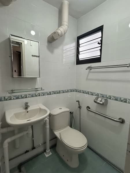 418 Ang Mo Kio Avenue 10 HDB Flat For Sale at S$ 500,000 | PropertyGuru Singapore - Bathroom
