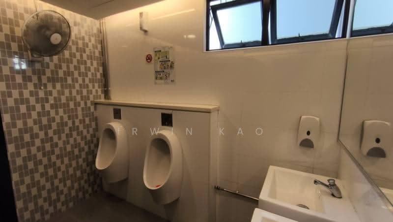 Citilink Warehouse Complex, 102E Pasir Panjang Road, Buona Vista / West Coast / Clementi New Town, 1,195 sqft, Light Industrial (B1) For Rent, by Irwin Kao, 500093783 - Bathroom - CommercialGuru.com.sg