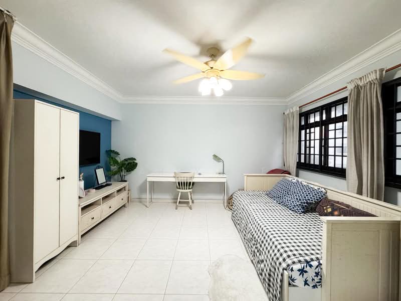 658B Jurong West Street 65 HDB Flat For Sale at S$ 630,000 | PropertyGuru Singapore - Bedroom
