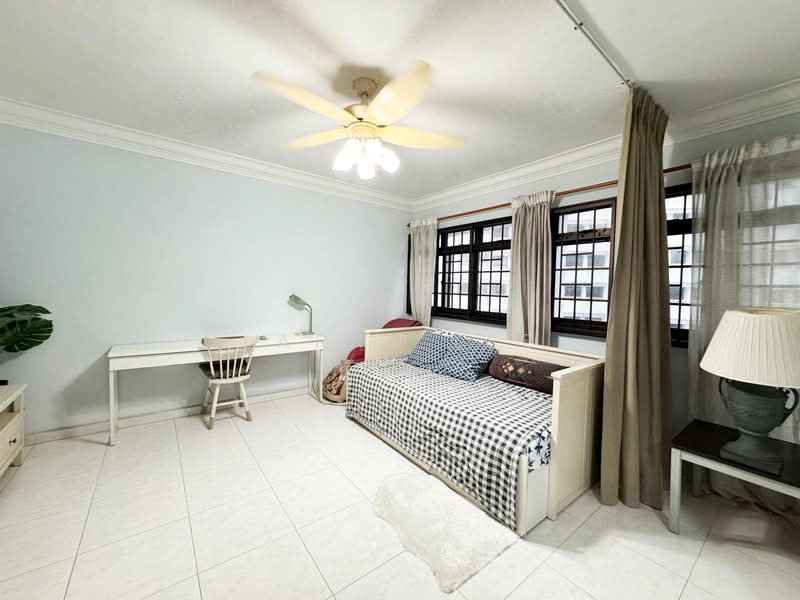 658B Jurong West Street 65 HDB Flat For Sale at S$ 630,000 | PropertyGuru Singapore - Bedroom