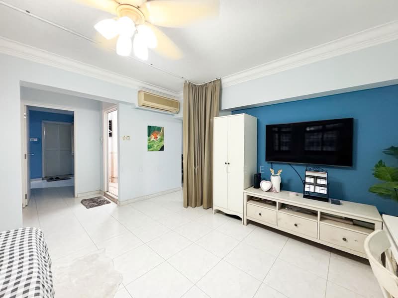 658B Jurong West Street 65 HDB Flat For Sale at S$ 630,000 | PropertyGuru Singapore - Living Room