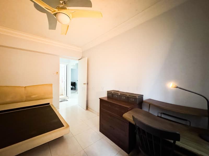 658B Jurong West Street 65 HDB Flat For Sale at S$ 630,000 | PropertyGuru Singapore - Bedroom