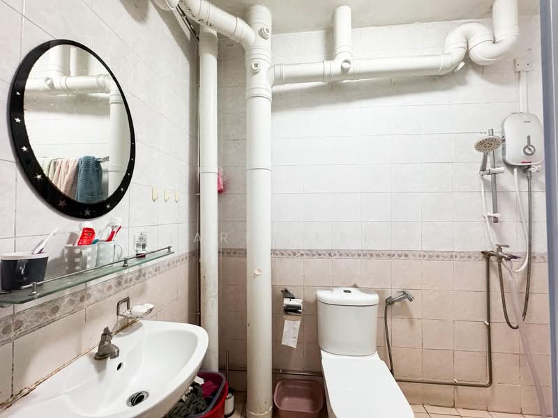 658B Jurong West Street 65 HDB Flat For Sale at S$ 630,000 | PropertyGuru Singapore - Bathroom